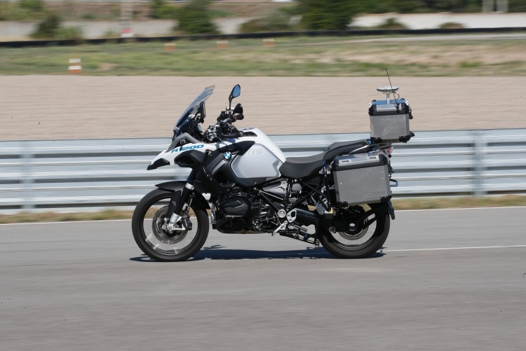 Видео дня: BMW продемонстрировала самоуправляемый мотоцикл